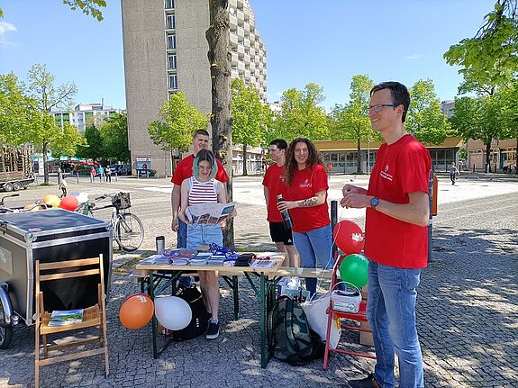 Am Infopoint Lipschitzplatz standen Freiwillige vom Sportclub Lebenshilfe, das QM-Team und die Geschäftsstelle der Beauftragten für Menschen mit Behinderung, um die Fragen der Gäste zu beantworten und zu informieren. (Bild: QM Gropiusstadt Nord)