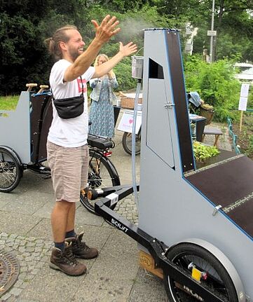 An warmen Tagen sorgt der Sprühnebel für eine angenehme Abkühlung. (Bild: Jens Sethmann)