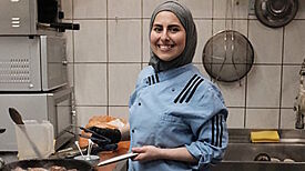 Malakeh aus Syrien liefert täglich kostenlos Essen aus ihrem Restaurant an Angestellte des Supermarkts um die Ecke. Bild: GoVolunteer