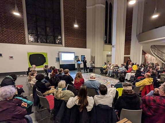 Viele Menschen diskutieren bei der Auftaktveranstaltung von „Mach mit Moabit“ in der Heilandskirche über soziales Engagement im Stadtteil.