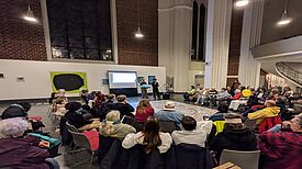 Viele Menschen diskutieren bei der Auftaktveranstaltung von „Mach mit Moabit“ in der Heilandskirche über soziales Engagement im Stadtteil.