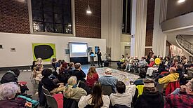 Viele Menschen diskutieren bei der Auftaktveranstaltung von „Mach mit Moabit“ in der Heilandskirche über soziales Engagement im Stadtteil.