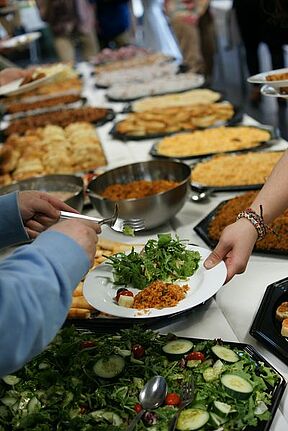 Das reichhaltige Buffet sorgte für große Freude und Energie, um viele angeregte Gespräche führen zu können. (Bild: H. Heiland, QM Dammwegsiedlung / Weiße Siedlung W+P, L. Lampert)