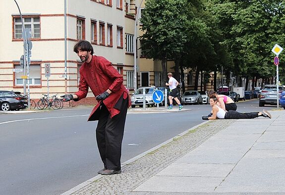 Auch Auto- und Fahrradfahrende wollten die Kunstschaffenden an ihrer Perfomance beteiligen. (Bild: QM Harzer Straße)