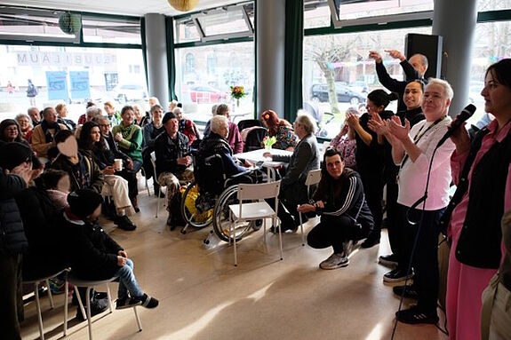 Volle Hütte am Jubiläumstag: Die Nachbarschaft ließ sich die besondere Feier nicht entgehen. (Bild: QM Wassertorplatz)
