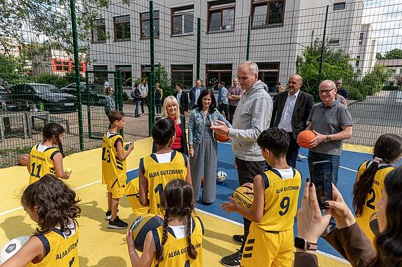 Bei dem Termin zeigten die Kinder der Albert-Gutzmann-Schule ihr Können am Basketball. (Bild: Florian Ullbrich/ALBA BERLIN)