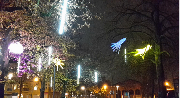 Eine Lichtinstallation beleuchtet noch bis zum Februar 2021 den Letteplatz. Foto: QM Letteplatz