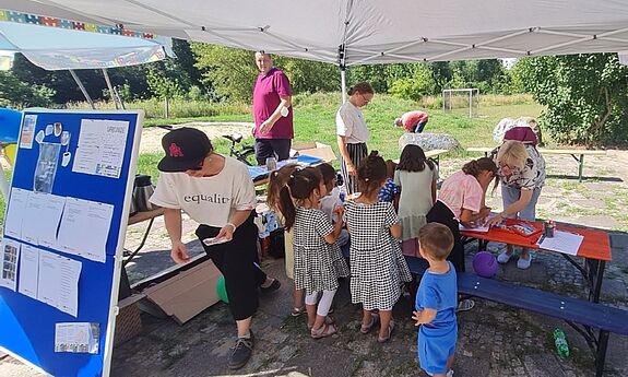 Gemeinsam lösten die Kinder die spannenden Aufgaben der Spielplatz-Rallye. (Bild: QM Alte Hellersdorfer Straße)