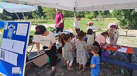 Gemeinsam lösten die Kinder die spannenden Aufgaben der Spielplatz-Rallye. (Bild: QM Alte Hellersdorfer Straße)