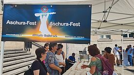 Das Asure-Fest vorm Rathaus Neukölln lockte viele Neugierige an. (Bild: Birgit Leiß)