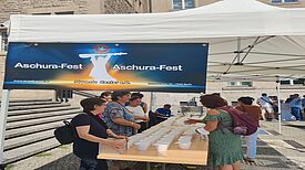 Das Asure-Fest vorm Rathaus Neukölln lockte viele Neugierige an. (Bild: Birgit Leiß)