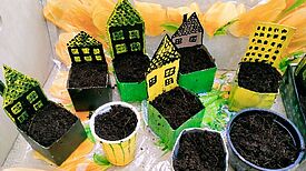 Als Belohnung für's Müllsammeln gab es kleine Kressebeete in Tetrapak-Häuschen, die zuvor mit Kindern im Garten des Mehrgenerationenhaus gebastelt worden waren. (Bild: Julian Krischan)