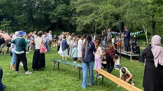 Für musikalische Unterhaltung sorgte auch die Band „southern waves“ vom Georg-Büchner-Gymnasium. (Bild: QM Nahariyastraße / Kadriye Karci und Valerie Stolp)