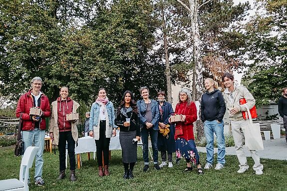 Auch die Aktionsfondsjury des QM Ganghoferstraße versammelte sich mit dem QM-Team zum Abschiedsfoto. (Bild: Sophie Dietrich)