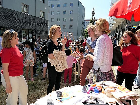 Irina Warkentin (2.v.l.), BENN-Koordinatorin des Bezirks im Bereich Städtebauförderung und Quartiersentwicklung, mit Anne Jerzak (3.v.r.), Vertreterin des Bezirksamts für Flüchtlingsfragen, und Vertreterinnen der Caritas. (Bild: Anka Stahl)