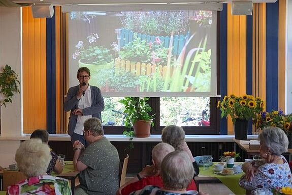 Jochen Biedermann, Bezirksstadtrat für Stadtentwicklung, Umwelt und Verkehr, gab die Platzierungen bekannt und überreichte die Preise. (Bild: H. Heiland)