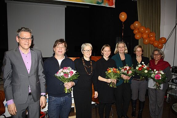 Bezirksstadtrat für Stadtentwicklung und Bauen, Jörn Oltmann, bedankte sich beim QM-Team und dem Regisseur Bertram von Boxberg mit Blumen. Foto: Gerald Backhaus