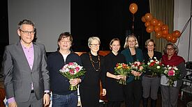 Bezirksstadtrat für Stadtentwicklung und Bauen, Jörn Oltmann, bedankte sich beim QM-Team und dem Regisseur Bertram von Boxberg mit Blumen. Foto: Gerald Backhaus