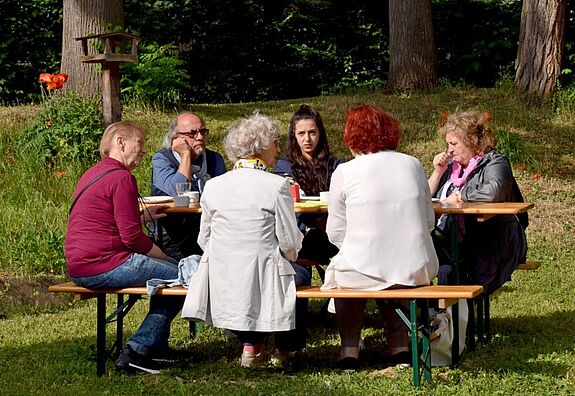 Letzte Gelegenheit genutzt: Der Garten hinter dem QM-Büro wird zu einem Regenwasserauffangbecken umgebaut. (Bild: QM Gropiusstadt Nord)