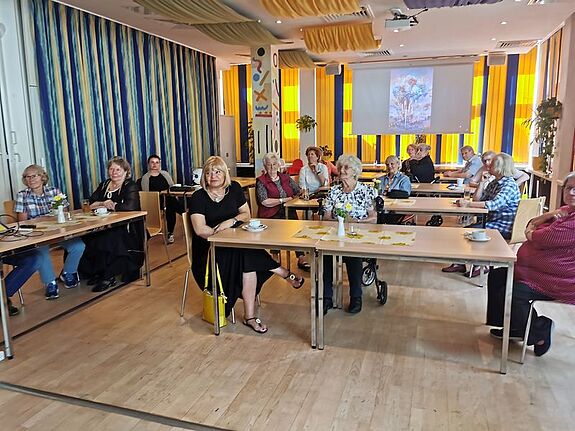 Zahlreiche Nachbarinnen und Nachbarn kamen am 7. Juni 2022 im Nachbarschaftstreff „mittendrin“ zusammen. (Bild: QM Sonnenallee / High-Deck-Siedlung / W+P GmbH)