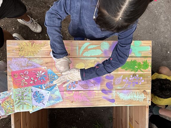 Die Schulkinder verleihen ihrer neuen Regentonne durch persönliche Kunstwerke eine besondere Note. (Bild: AG Urban)