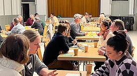 An den zwölf Tischen fanden angeregte Gespräche statt. (Bild: MTS Social Design, Regina Friedrich)