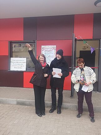 Die Schulleiterin der Löwenzahn-Grundschule, Utta Kioschis, bekommt den Schlüssel vom Regionalleiter des Jugendamts, Andreas Hampe, überreicht. Foto: QM Richardplatz Süd
