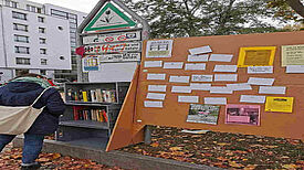 Bücherkisten luden zum Tauschen und das QM nutzte eine Pinnwand für Ankündigungen. Foto: gruppeF