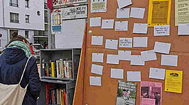 Bücherkisten luden zum Tauschen und das QM nutzte eine Pinnwand für Ankündigungen. Foto: gruppeF