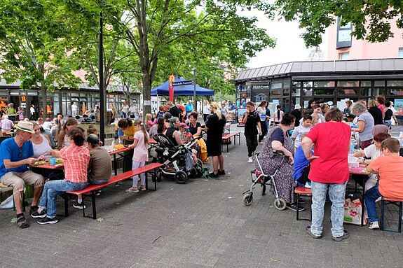 Das Promenadenbuffet bietet die Möglichkeit mit Anwohnenden und Einrichtungen aus dem Quartier in den Austausch zu kommen. (Bild: Julian Krischan)