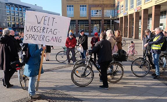 Vertreterinnen und Vertreter von Umweltinitiativen, von der Wohnungswirtschaft, der Leiter des bezirklichen Straßen- und Grünflächenamtes und die zuständige Referentin für Städtebauförderung des Bezirksamts nahmen teil. (Bild: Julian Krischan)
