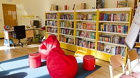 Blick in die freundlich gestaltete Schulbibliothek der Eduard-Mörike-Schule. Bild: Svenja Claussen