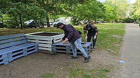 Die Blauen Bänke vor dem Nachbarschaftstreff wurden im Jahr 2023 gemeinsam gestrichen und bieten im Sommer Platz für verschiedene Veranstaltungen. (Bild: H. Heiland / Stephanus-Stiftung)