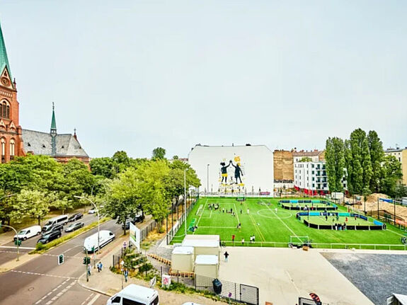 Luftaufnahme eines Fußballplatzes am Leopolplatz in Berlin.