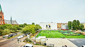 Luftaufnahme eines Fußballplatzes am Leopolplatz in Berlin.