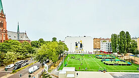 Luftaufnahme eines Fußballplatzes am Leopolplatz in Berlin.