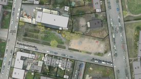 Das Luftbild der Rohrbeckstraße umfasst Spielplatz, Senkgarten, Hochbeete und umliegende Gebäude.