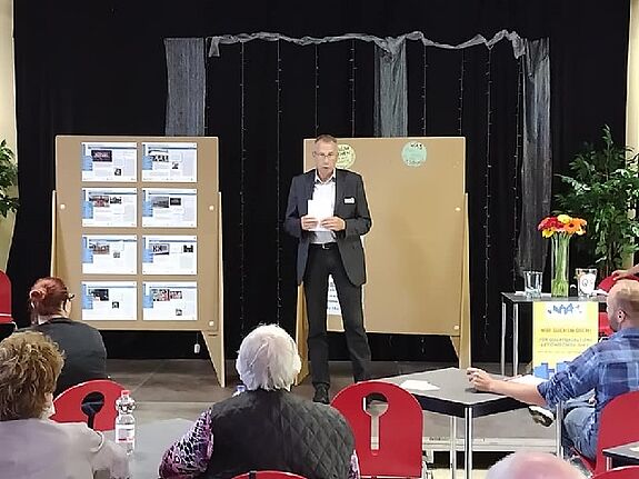 Als besonderer Gast nahm der Bezirksstadtrat für Bauen, Stadtentwicklung und öffentliche Ordnung, Rainer Hölmer, an der Quartiersratswahl im Kosmosviertel teil. (Bild: Joachim Schmidt)