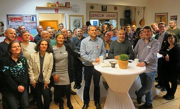 Teilnehmerinnen und Teilnehmer des Neujahrsempfangs im neuen Nachbarschaftstreff. Bild: Jens Sethmann
