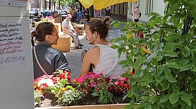 Die Anwohnenden  des Donaukiezes genießen die neue grüne Ecke. (Fotos: Birgit Leiß)