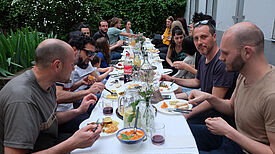 Gemeinsam essen stärkt gute Nachbarschaft. Bild: Birgit Leiß / Webredaktion QM Donaustraße Nord