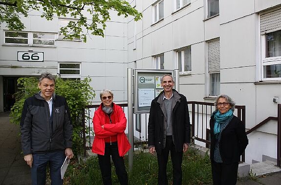 (Von links nach rechts): Jörn Oltmann, Corinna Lippert und das QM-Team, Peter Pulm und Kadriye Karci, beim Stadtrundgang. (Foto: Gerald Backhaus)