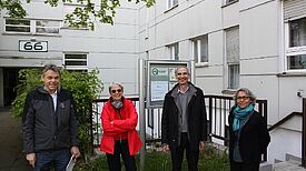 (Von links nach rechts): Jörn Oltmann, Corinna Lippert und das QM-Team, Peter Pulm und Kadriye Karci, beim Stadtrundgang. (Foto: Gerald Backhaus)