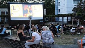Der Kiezplatz im QM-Gebiet Thermometersiedlung verwandelte sich in ein großes Freiluft-Kino. (Bild: QM Thermometersiedlung)