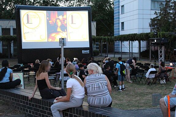 Der Kiezplatz im QM-Gebiet Thermometersiedlung verwandelte sich in ein großes Freiluft-Kino. (Bild: QM Thermometersiedlung)