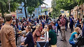 Die Besucherinnen und Besucher genossen das Kiezfest in der Erlanger Straße bei schönem Wetter und guter Musik. (Bild: QM Flughafenstraße)