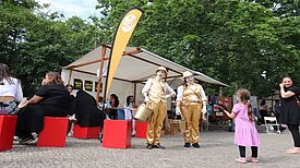 Kunstschaffende in goldenen Kostümen unterhielten die Gäste auf der Projektmesse in Wedding und Gesundbrunnen. (Bild: QM Pankstraße / Reinickendorfer Straße)