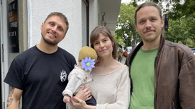Drei Erwachsene und ein Kleinkind stehen vor einem Hauseingang in der Nazarethkirchstraße.