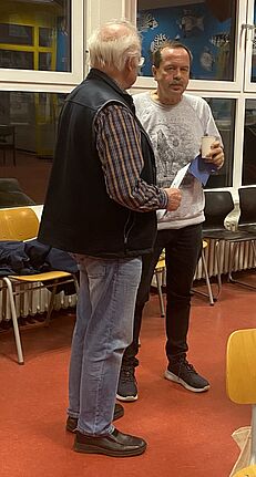 Bernd Schumann und Dieter Genz, das neu gewählte Sprecherteam des Quartiersrats, sind bei der Sitzung miteinander im Gespräch.