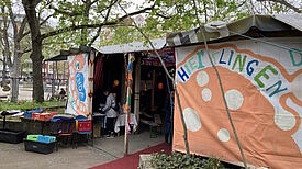 Über den roten Teppich ging es zum Stadtteilplenum in die Sommer-Manege. (Bild: Gerald Backhaus)